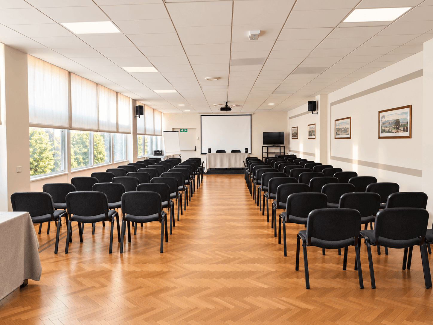 Sala conferenze moderna e luminosa